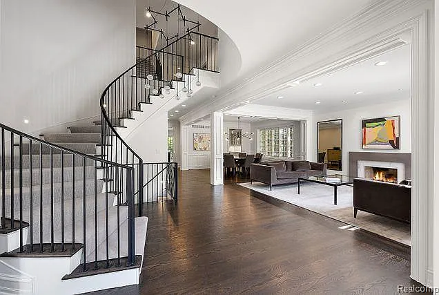 6 bed, 8.0 bath, 8212 sqft, $25,000 — Photo 3