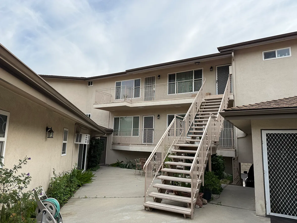 Photo 2 of 33 - 2601 N Glenoaks Blvd #E - Burbank, CA Building Photo - 2601 N Glenoaks Blvd #E