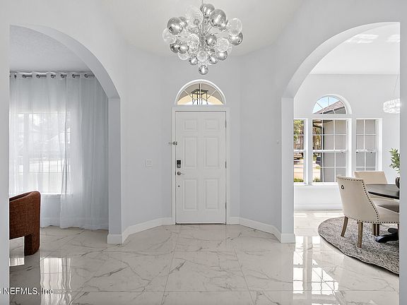 3rd image of 132 SUMMERHILL Circle