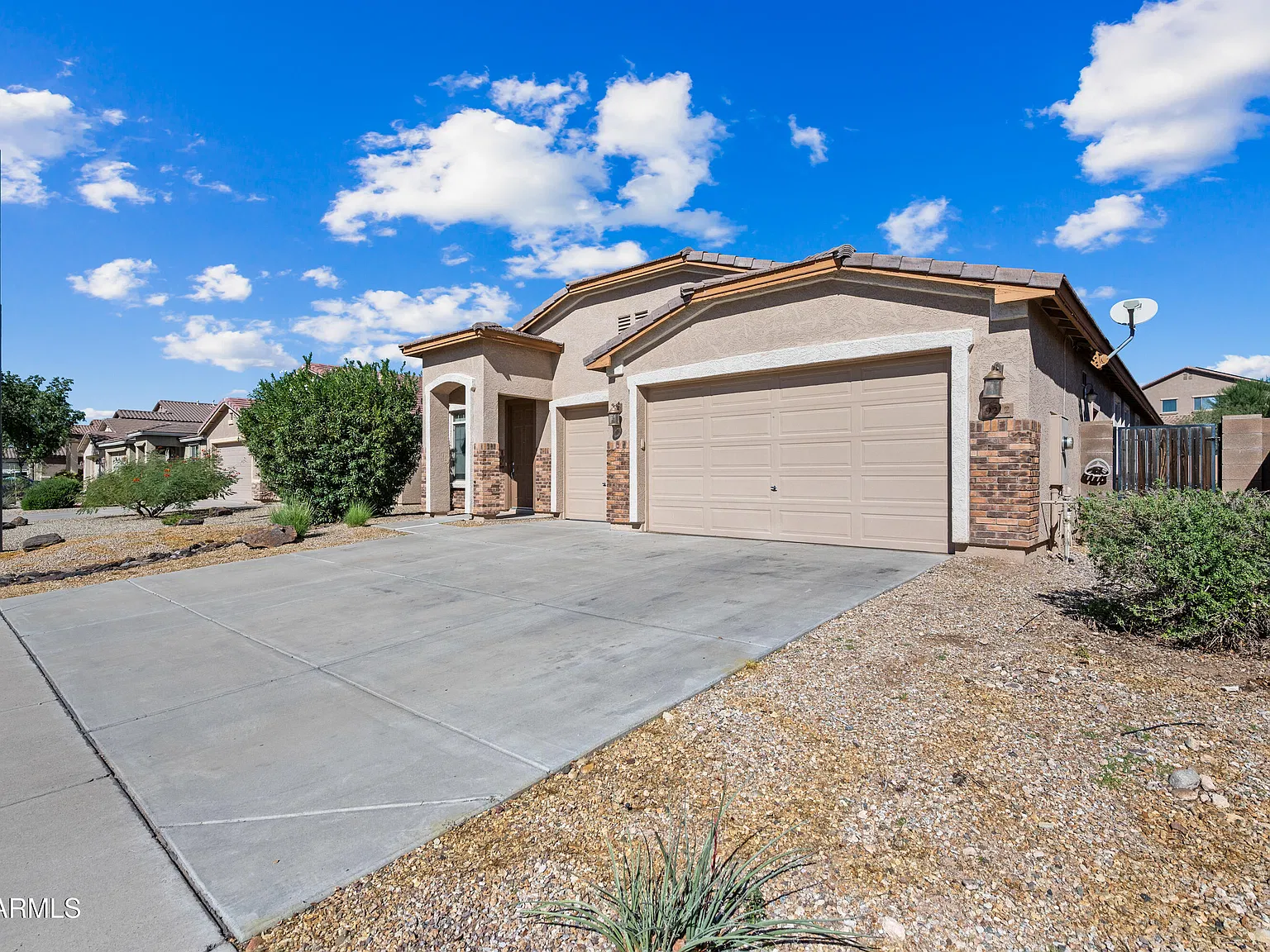 4 bed, 2.0 bath, 2337 sqft, $2,395 — Photo 2