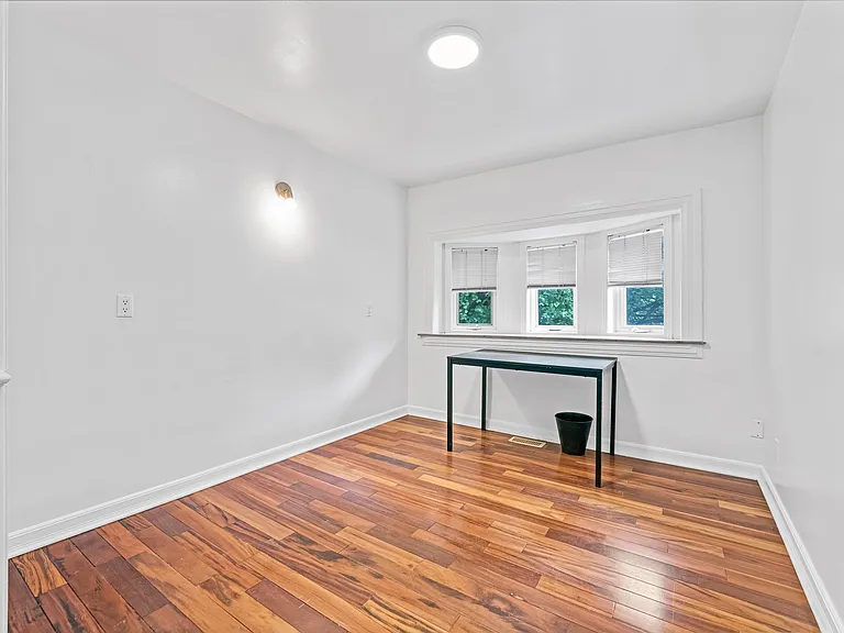 240 Blackburn Ave — Photo 58