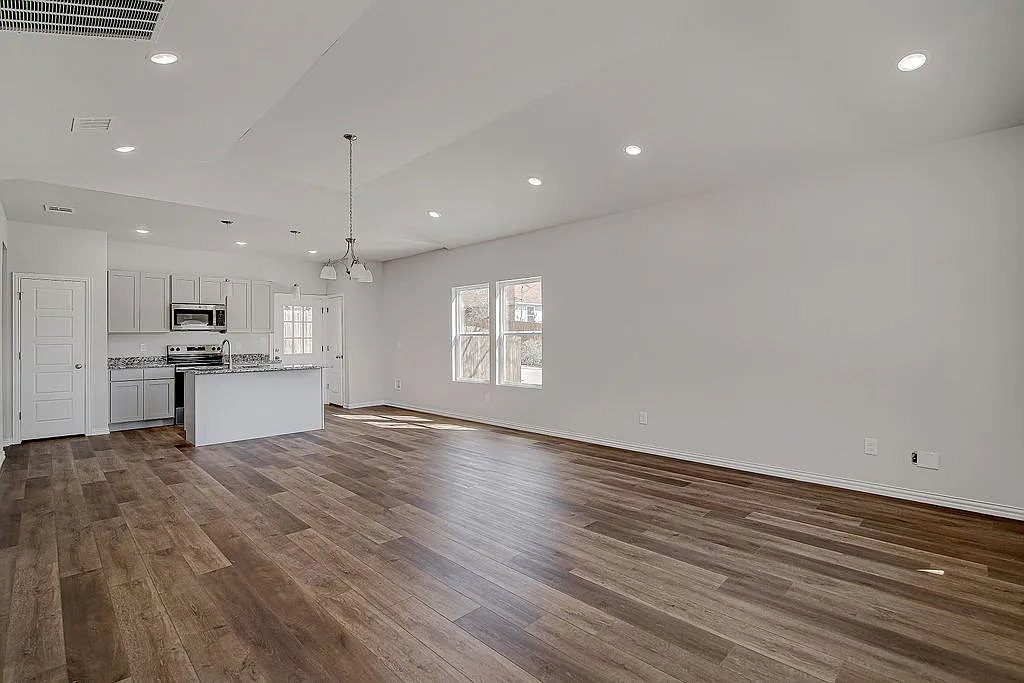 3 bed, 1338 sqft, $1,800 — Photo 4