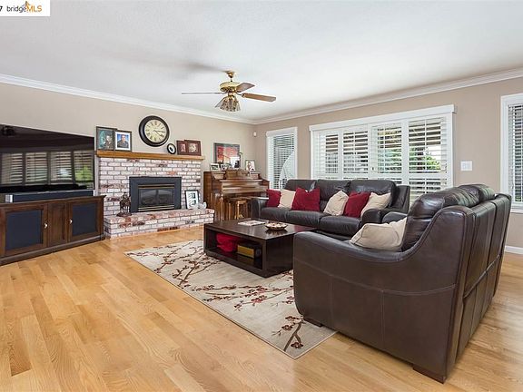 5th image of 3928 Cinnabar St
