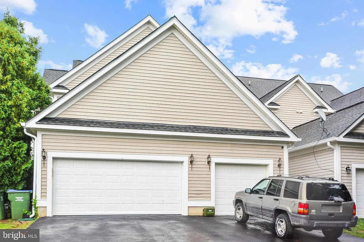 3 bed, 3.5 bath, 2398 sqft, $2,400 — Photo 2