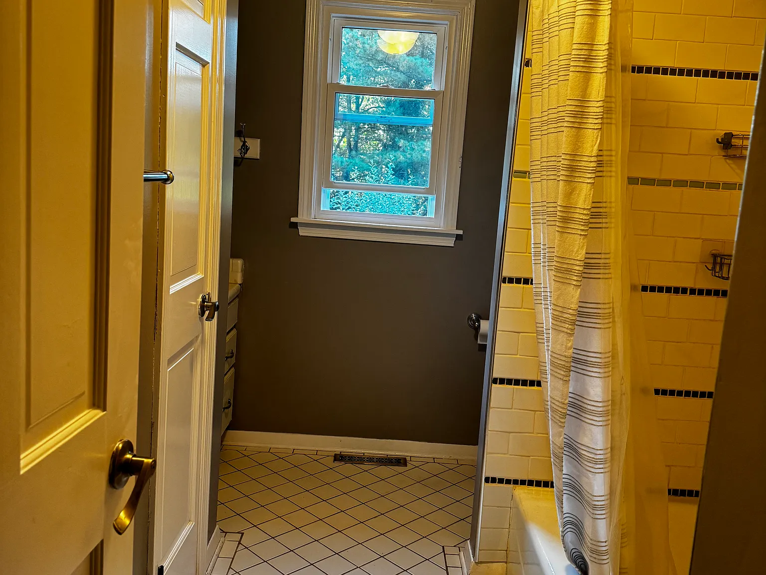 3 bed, 1.5 bath, 1686 sqft, $3,300 — Photo 4