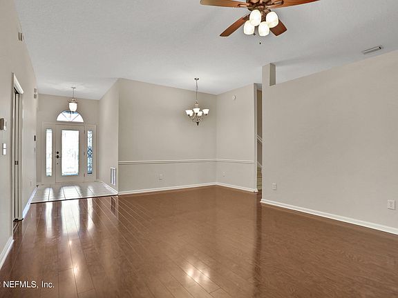 5th image of 712 Sharon Ct
