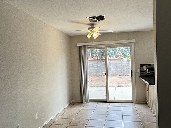 Dining area with ceiling fan
