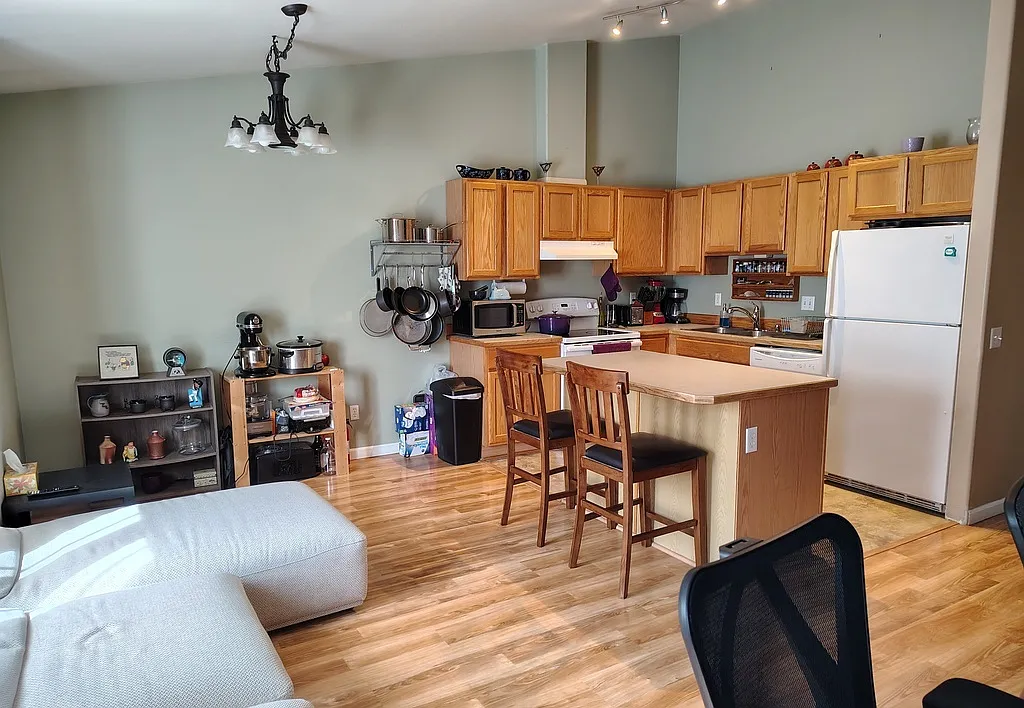 3 bed, 1307 sqft, $2,600 — Photo 4