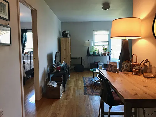 Rented by Metroline Realty | media 4