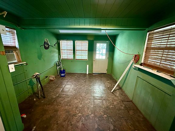 3rd image of 1183 Sawyer St