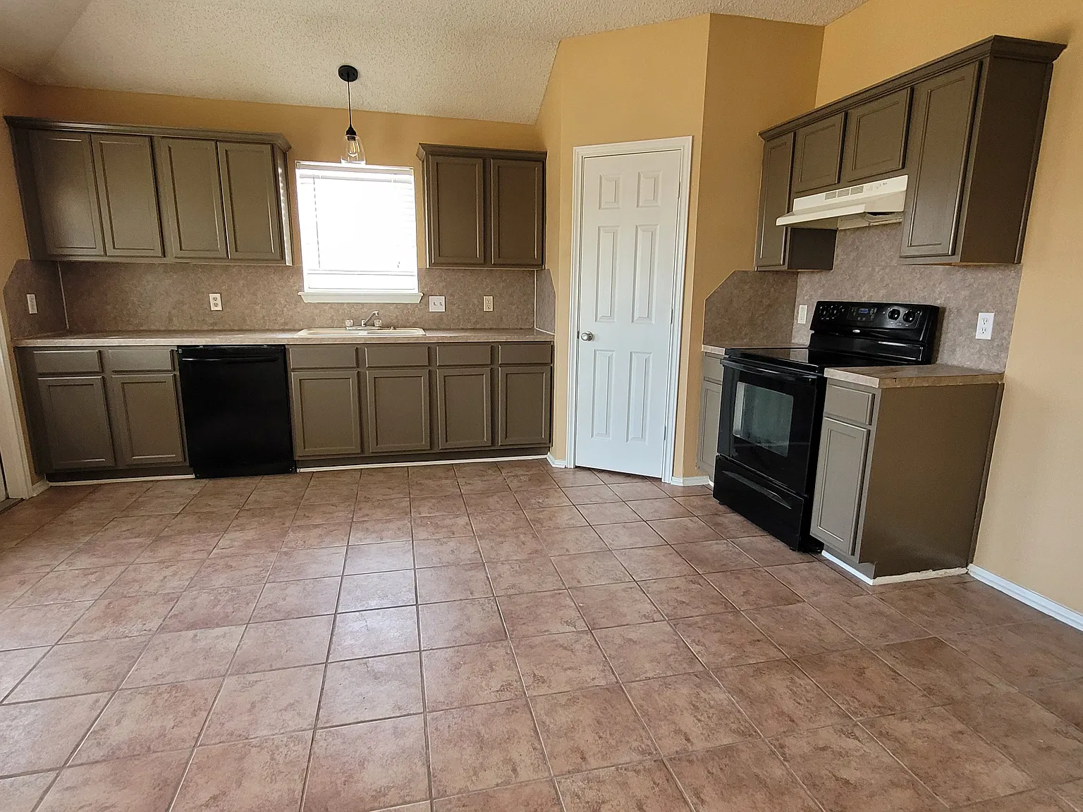 3 bed, 1600 sqft, $1,900 — Photo 2