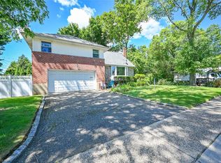 2 Gateway Dr, Syosset, NY 11791
