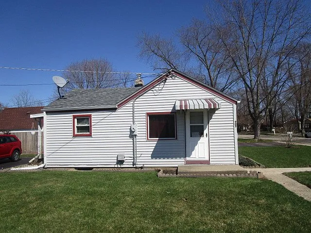902 Colonial Dr photo 1