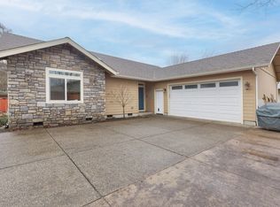 931 NE 10th St, Grants Pass, OR 97526