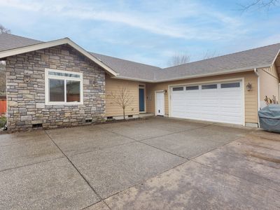 931 NE 10th St, Grants Pass, OR, 97526