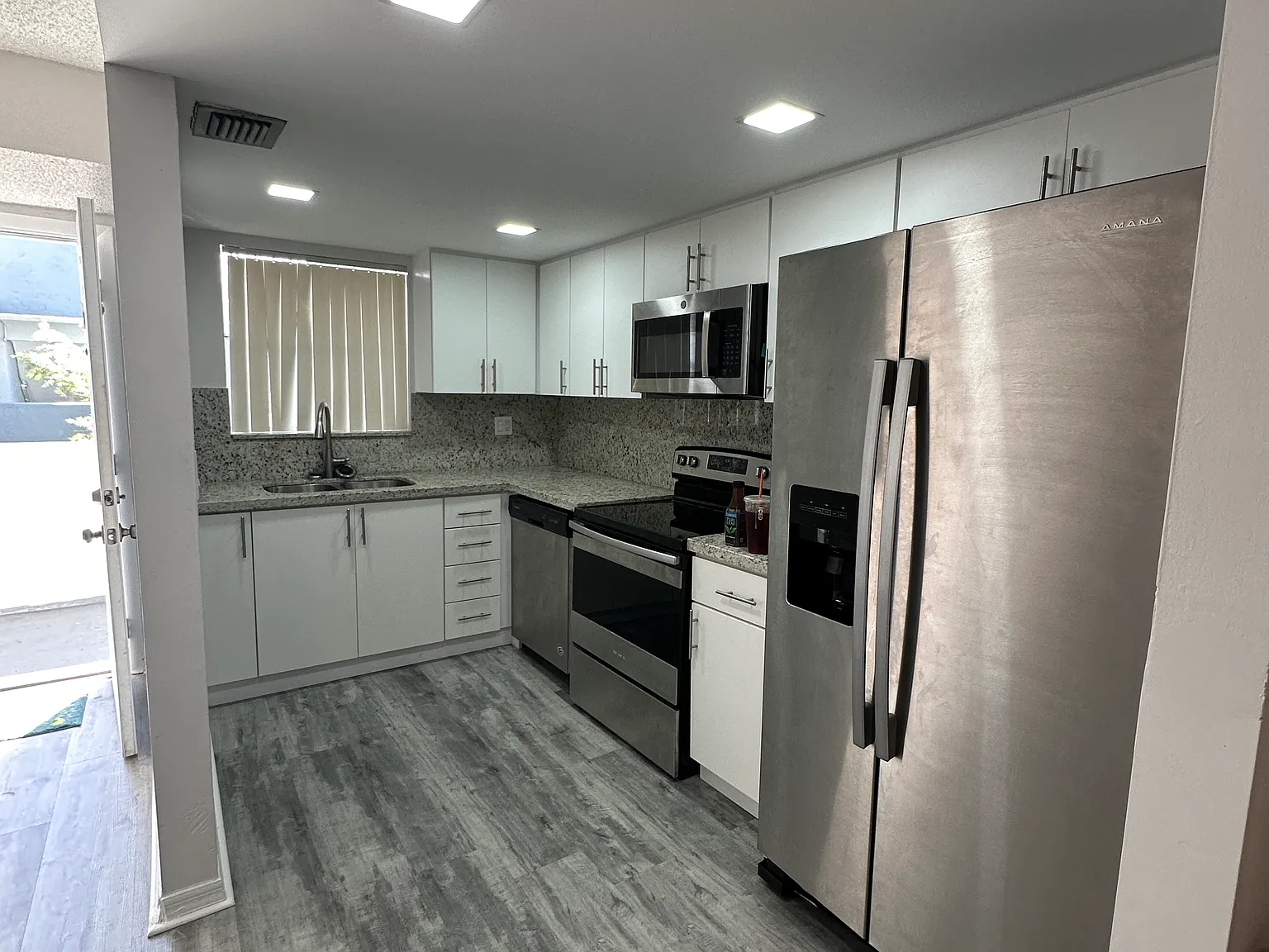 1 bed, 1.5 bath, 1125 sqft, $2,070 — Photo 2