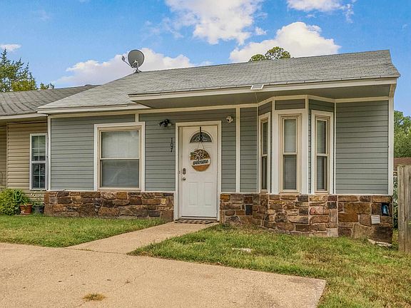 3rd image of 107 Chelle St