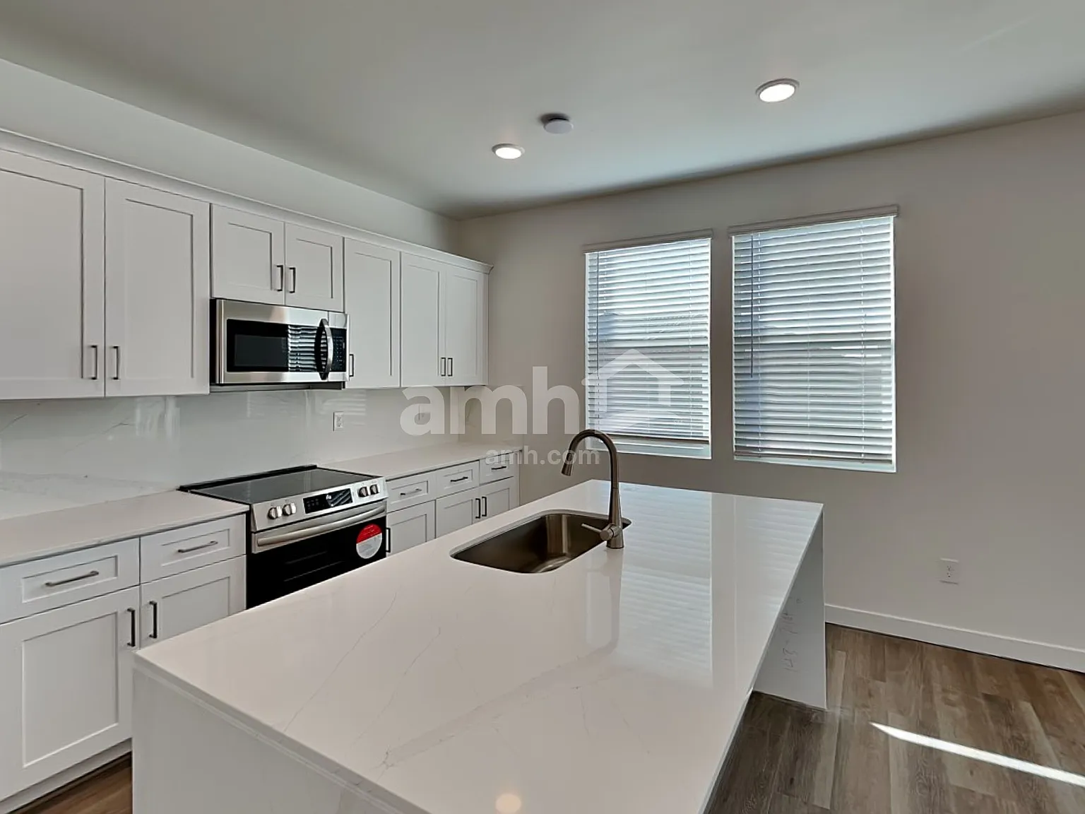 4 bed, 2.5 bath, 2240 sqft, $2,270 — Photo 3