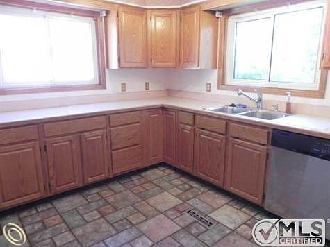 PLENTY OF CABINETS.JPG