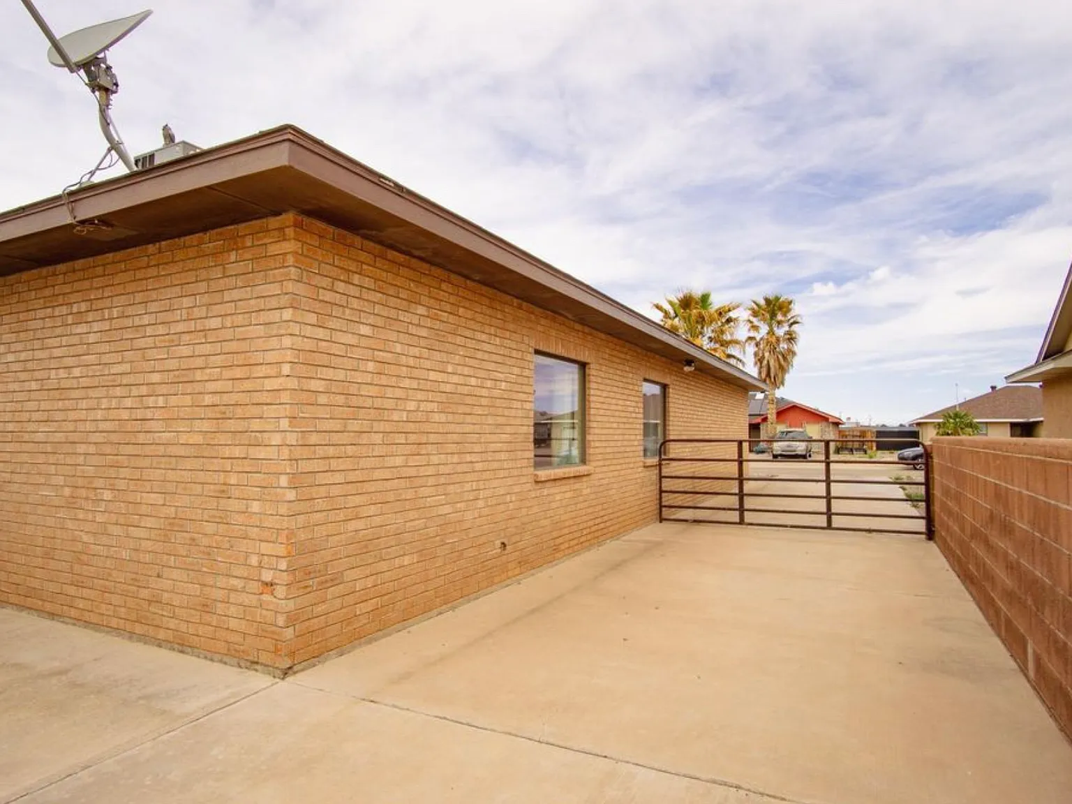 4 bed, 2.5 bath, 1918 sqft, $1,900 — Photo 2