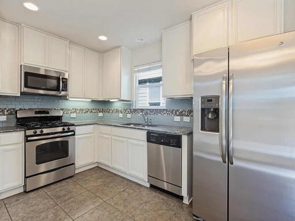 3 bed, 2.5 bath, 1422 sqft, $2,100 — Photo 2