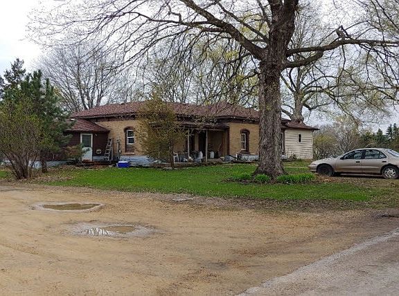 2nd image of 305 W Mill St