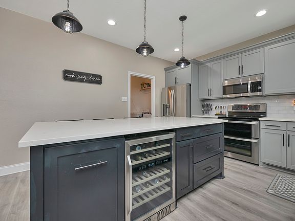 3rd image of 102 Lakeway Ln