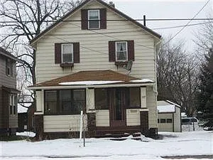 437 Laird Ave NE photo 1