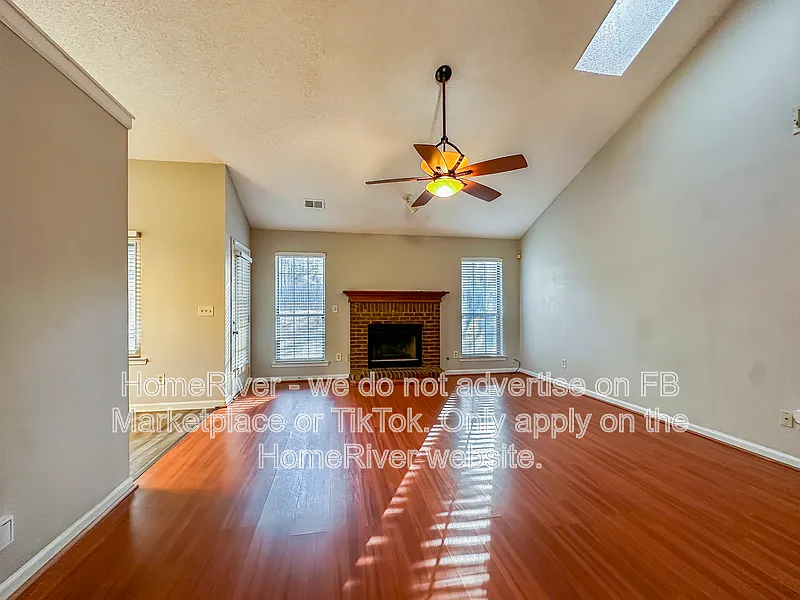 3 bed, 2.5 bath, 2908 sqft, $1,995 — Photo 3