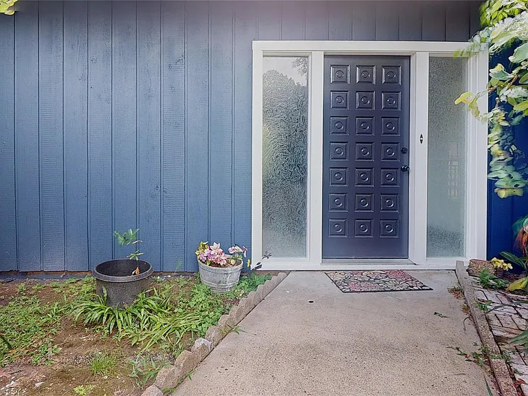 811 Devonport Ln — Photo 4