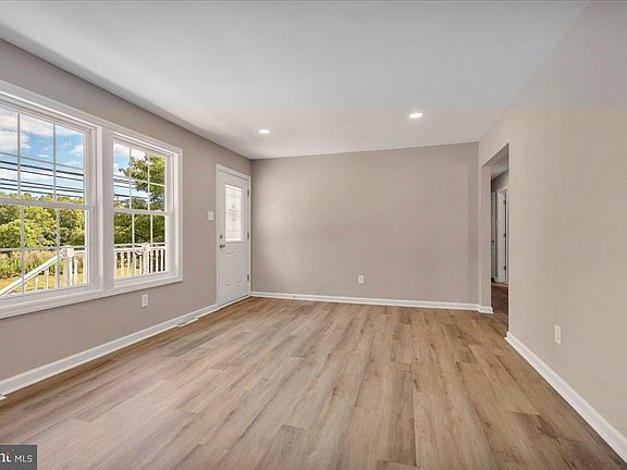5th image of 409 Mantua Blvd