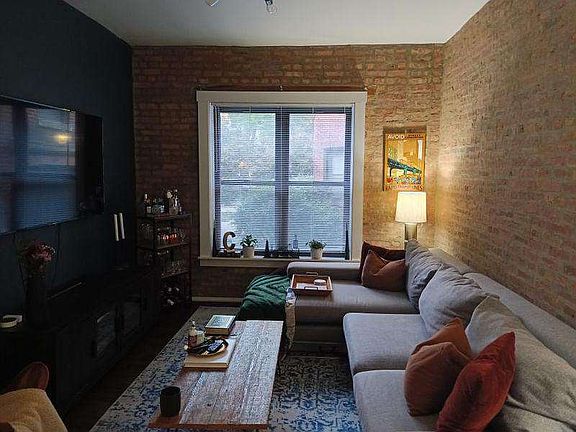 4th image of 905 W Cornelia Ave APT 1E