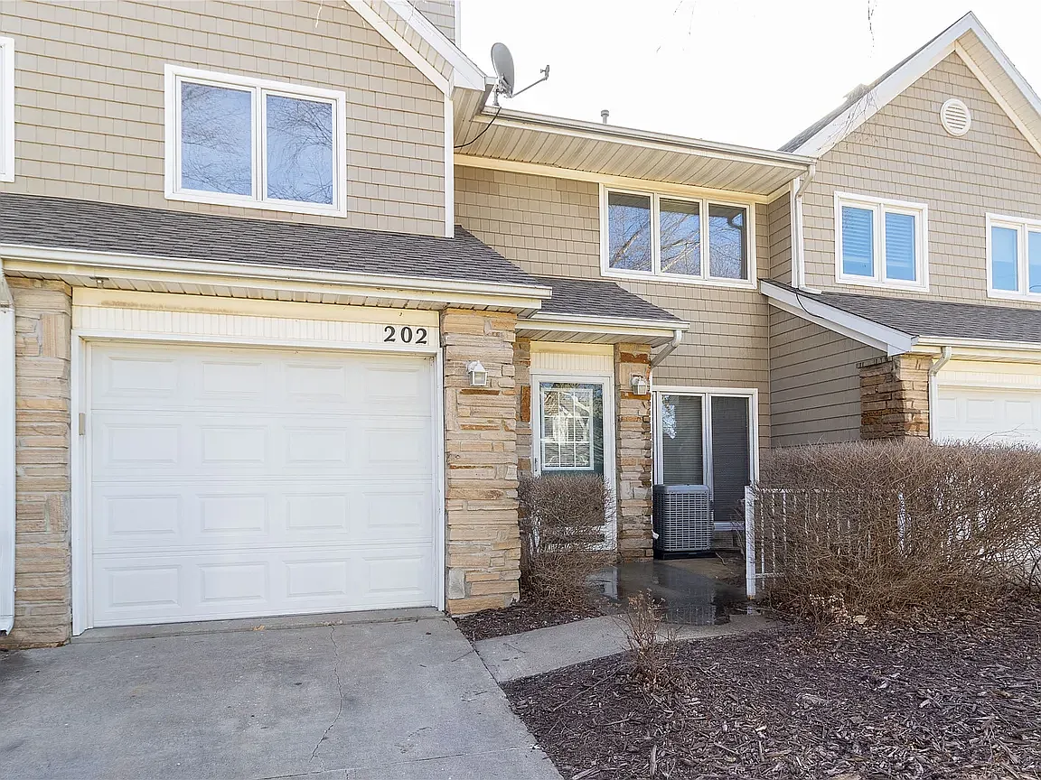 2 bed, 1.5 bath, 1279 sqft, $1,800 — Photo 2
