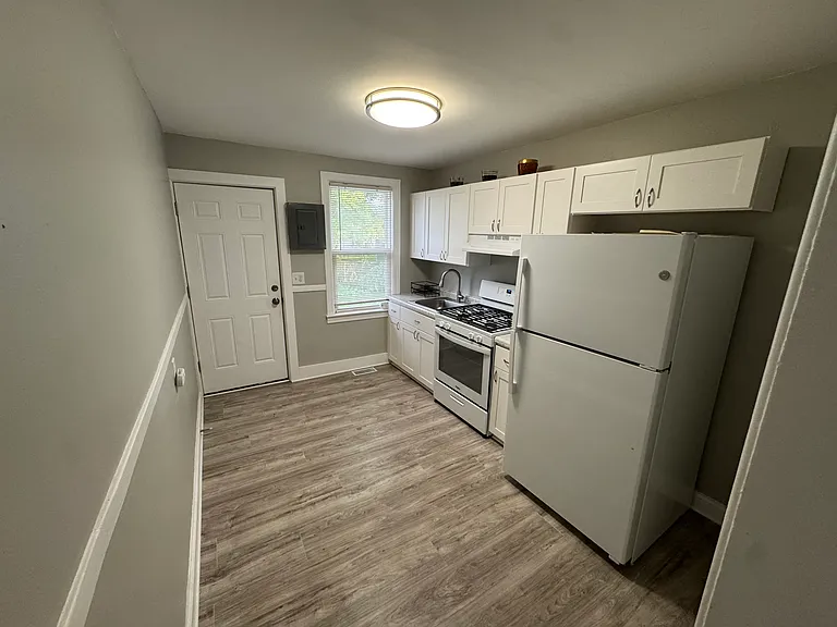 690 E Marshall St — Photo 7