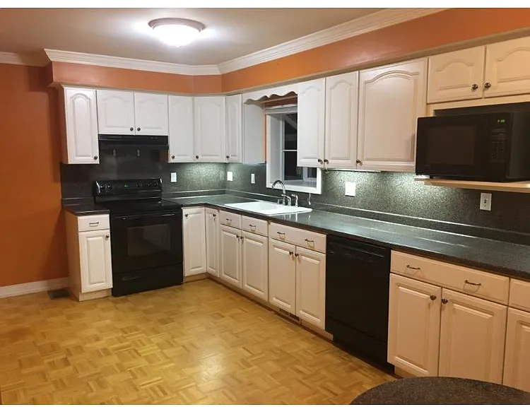 272 Castle Ave — Photo 3