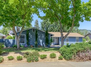 955 NE 9th St, Grants Pass, OR 97526