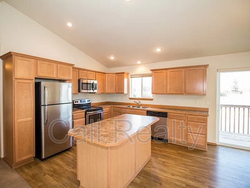 4 bed, 3.0 bath, 2025 sqft, $2,500 — Photo 3