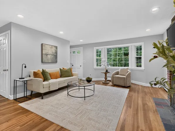 25 Gray Ter, Bedford, MA 01730