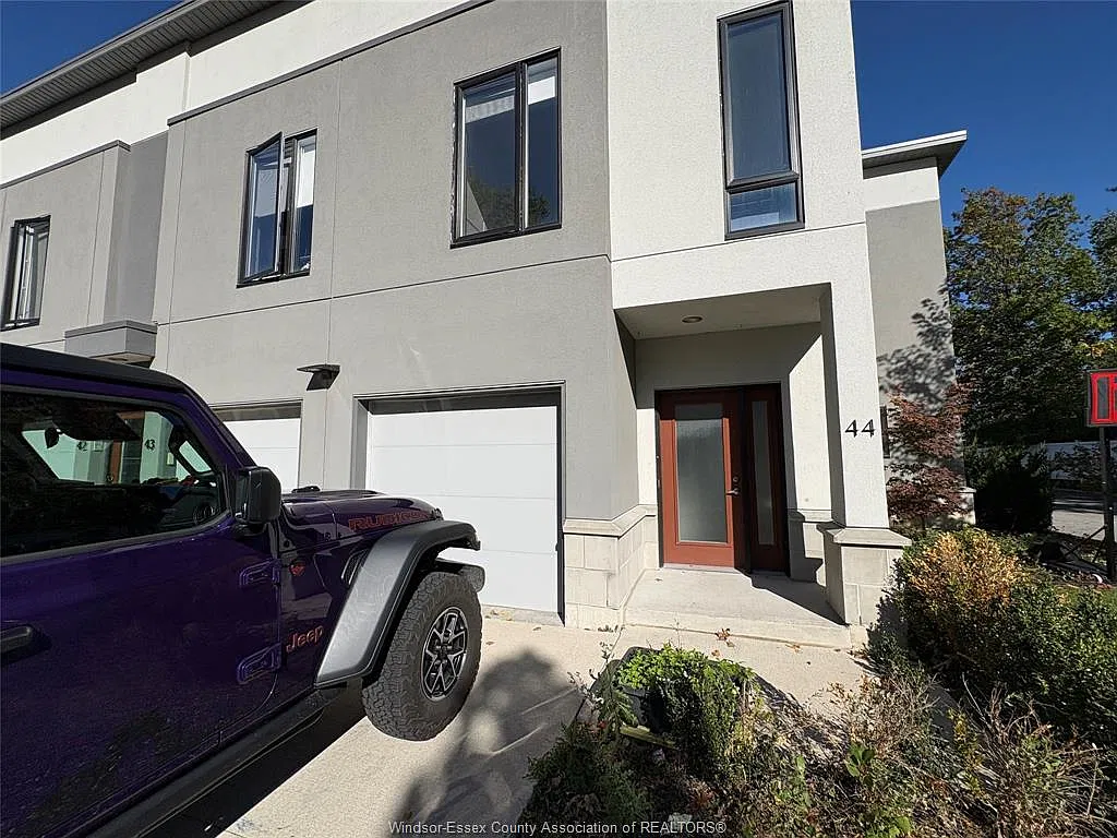 2 bed, 895 sqft, $2,345 — Photo 2