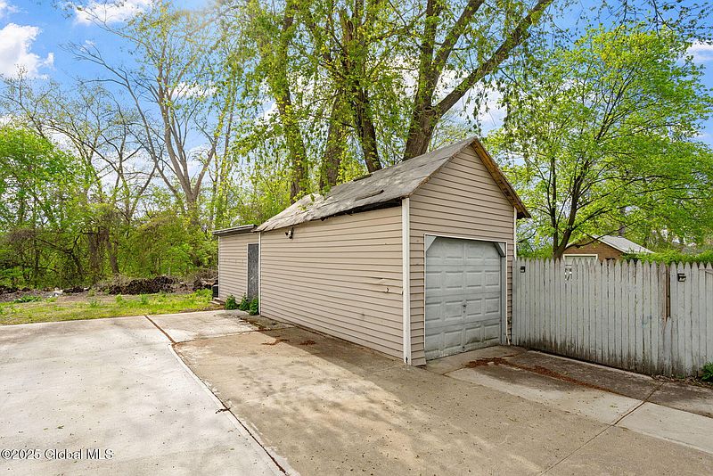 4th image of 1108 Cutler Street