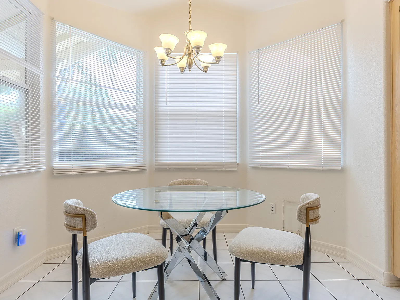 5 bed, 3100 sqft, $9,900 — Photo 4