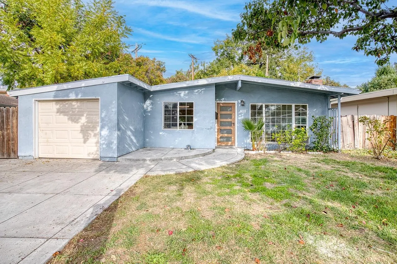 3 bed, 985 sqft, $4,100 — Photo 2