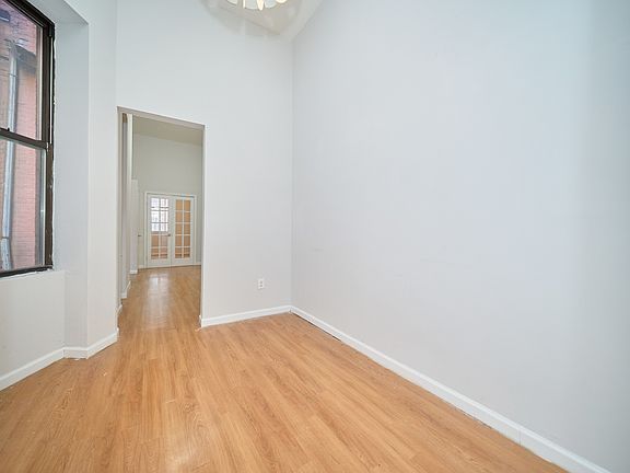 5th image of 501 1/2 W 43rd St APT 1E