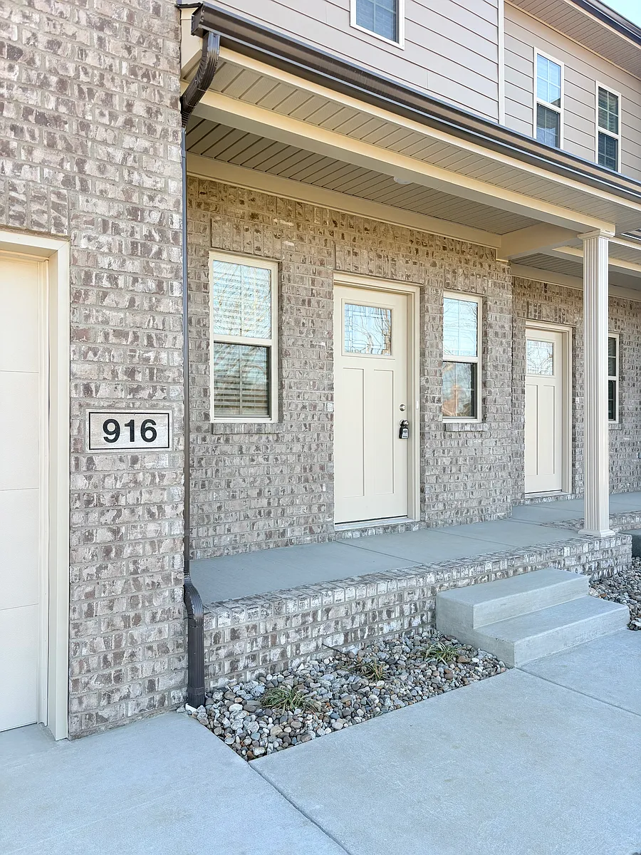Building Photo - 916 Rodeo Ln