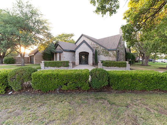 2nd image of 2301 N Chestnut Dr