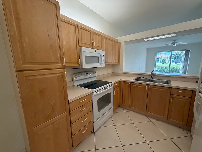 330 Robin Hood Cir #102 — Photo 8