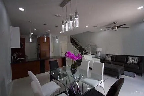 2 bed, 2.5 bath, 1130 sqft, $1,300 — Photo 2