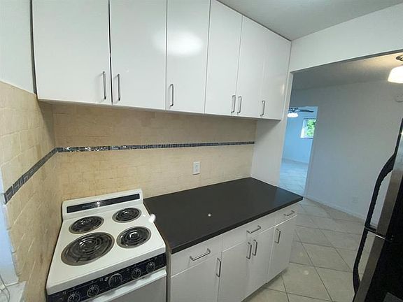 3rd image of 111 N L St APT 6