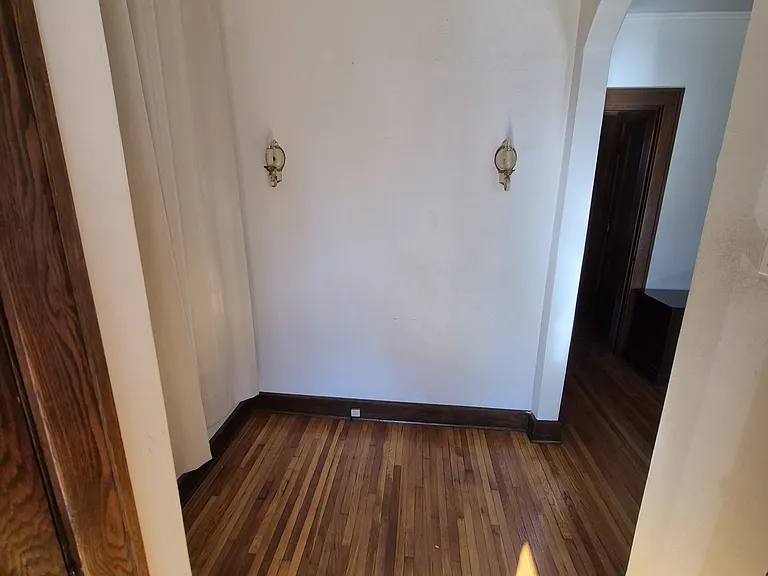 214-218 Hudson Ave — Photo 3