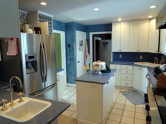 2nd image of 27 Country Greens Ct